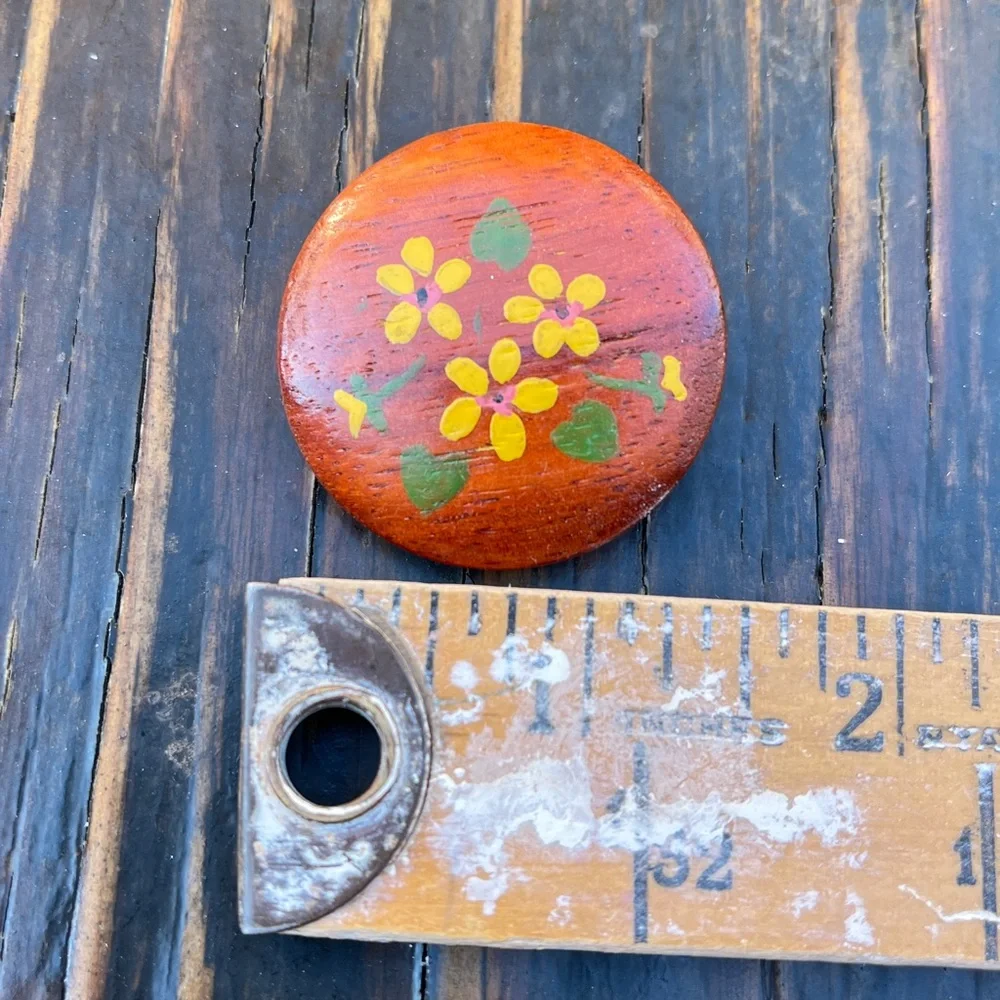 $5 Bundled 💘 70’s Vintage Handpainted Floral Wood Button - Picture 4 of 5